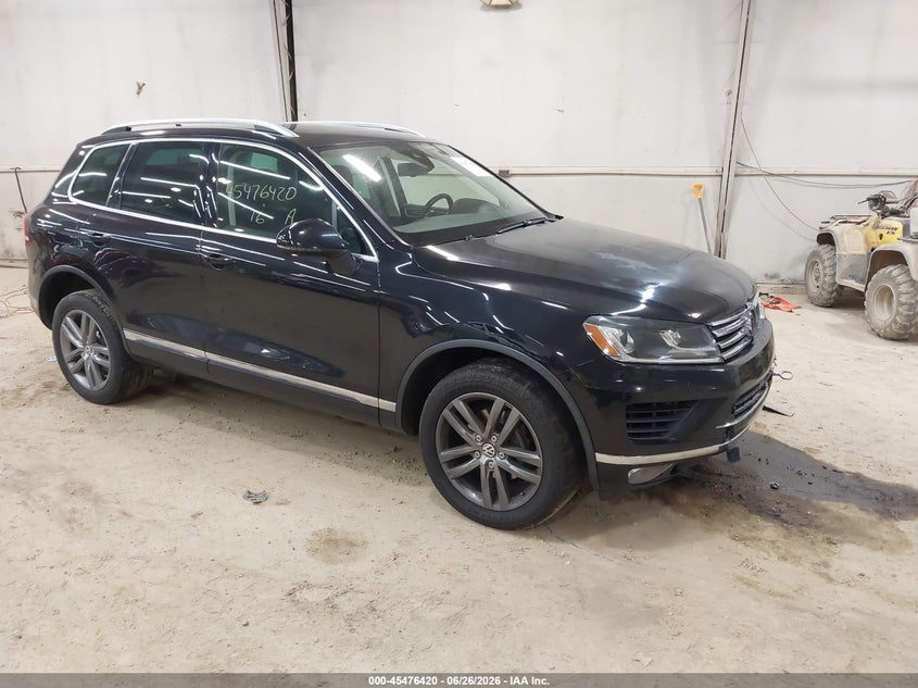 2016 Volkswagen Touareg VIN WVGEF9BP6GD001543 IAAI salvage auction — LEFT FRONT, Wait Title, sold $875 on 2026-07-31 (photo 1)