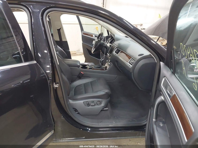 2016 Volkswagen Touareg VIN WVGEF9BP6GD001543 IAAI salvage auction — LEFT FRONT, Wait Title, sold $875 on 2026-07-31 (photo 5)