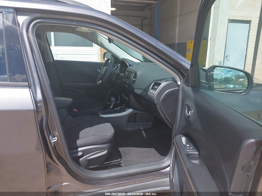 2018 Jeep Compass VIN 3C4NJDAB8JT392238 IAAI salvage auction — NORMAL WEAR, Sf97 (Minnesota), sold $8,650 on 2026-08-27 (photo 5)