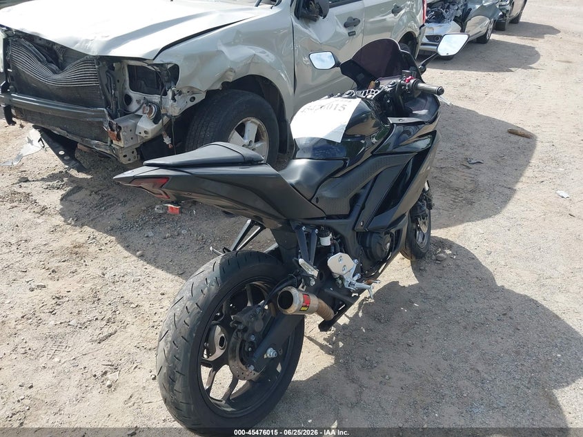 2020 Yamaha Yzf VIN MH3RH18Y3LK004893 IAAI salvage auction — RIGHT SIDE, Salvage (Massachusetts), sold $650 on 2026-07-28 (photo 4)