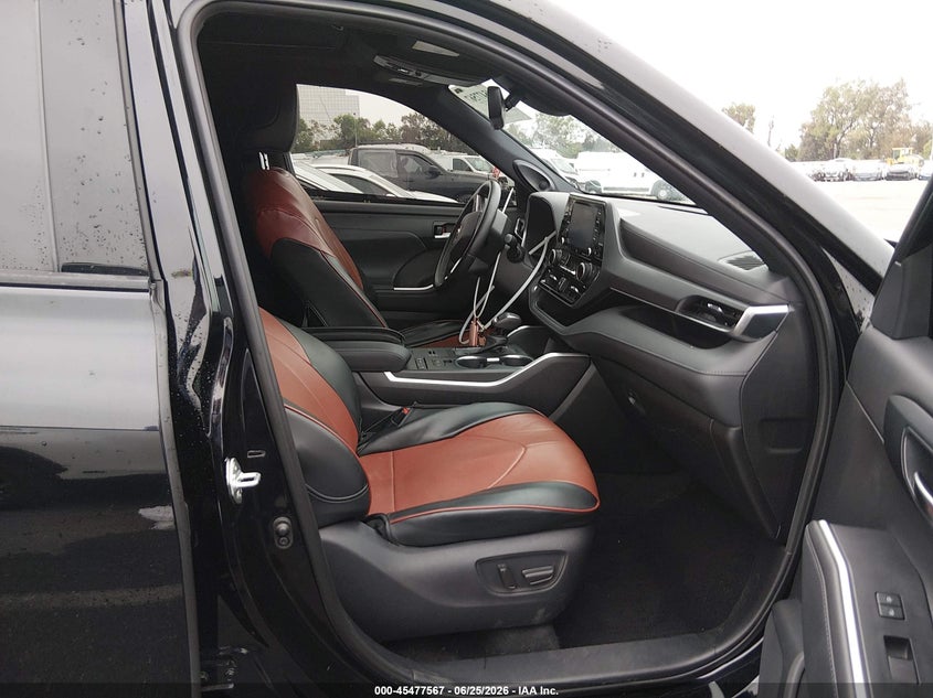 2021 Toyota Highlander VIN 5TDJZRAHXMS057649 IAAI salvage auction — SIDE, Salvage (California), sold $14,100 on 2026-07-16 (photo 5)