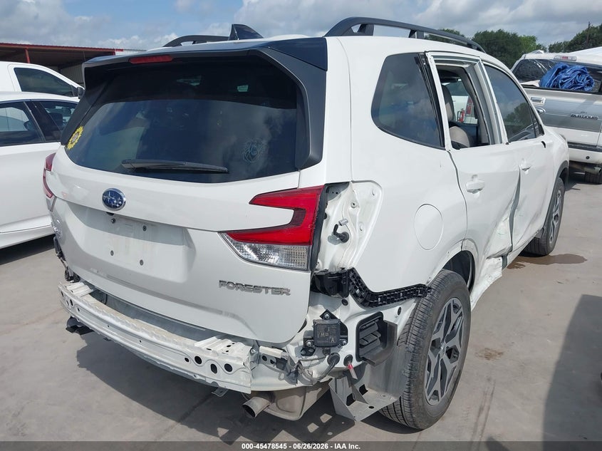 2024 Subaru Forester VIN JF2SKADC7RH408363 IAAI salvage auction — SIDE, Original (Texas), sold $9,500 on 2026-08-27 (photo 4)