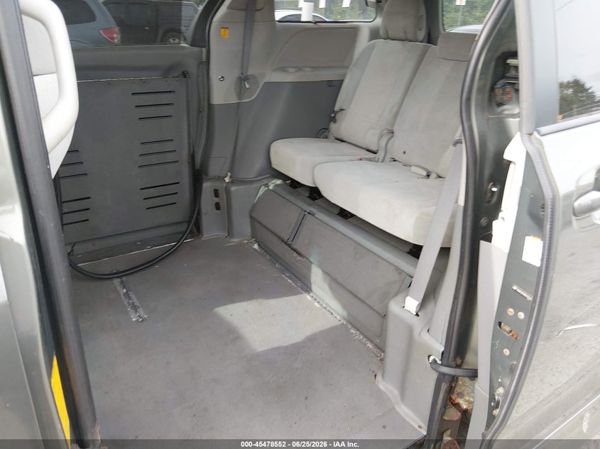 2011 Toyota Sienna VIN 5TDKK3DC8BS037614 IAAI salvage auction — NORMAL WEAR, Clear (Washington), sold $3,225 on 2026-07-08 (photo 8)