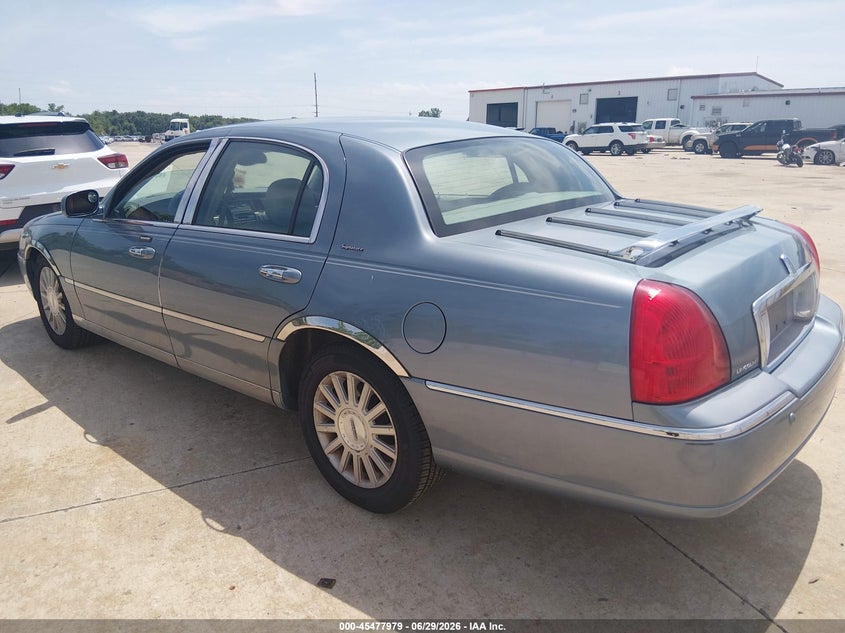 2004 Lincoln TOWN CAR VIN 1LNHM81W44Y644886 IAAI salvage auction — RIGHT SIDE, Salvage (Missouri), sold $425 on 2026-07-28 (photo 3)