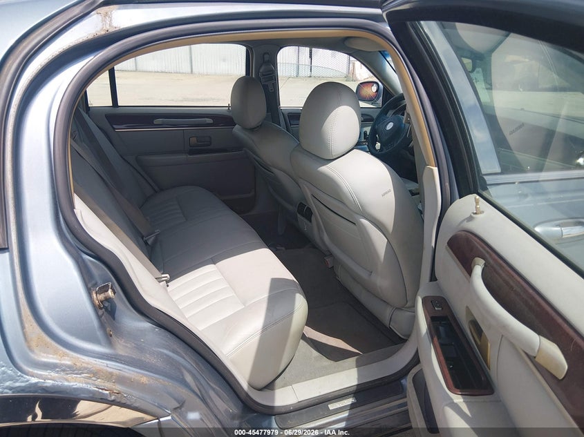 2004 Lincoln TOWN CAR VIN 1LNHM81W44Y644886 IAAI salvage auction — RIGHT SIDE, Salvage (Missouri), sold $425 on 2026-07-28 (photo 8)