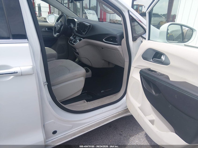 2017 Chrysler Pacifica VIN 2C4RC1H78HR765092 IAAI salvage auction — NORMAL WEAR, Sf97 (Washington), sold $15,350 on 2026-09-03 (photo 5)