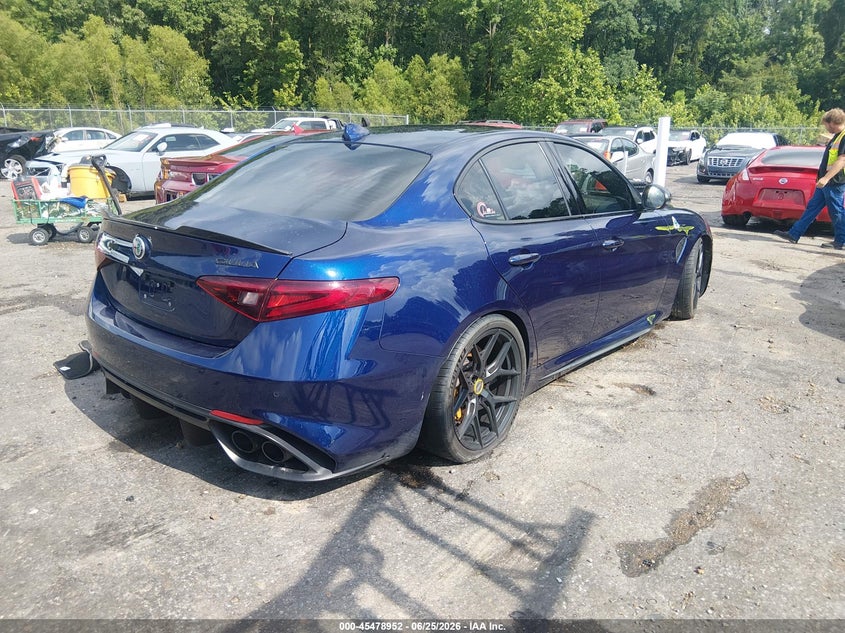 2019 Alfa romeo Giulia VIN ZARFAMEV3K7600692 IAAI salvage auction — WATER/FLOOD, Salvage Title, sold $12,100 on 2026-08-17 (photo 4)