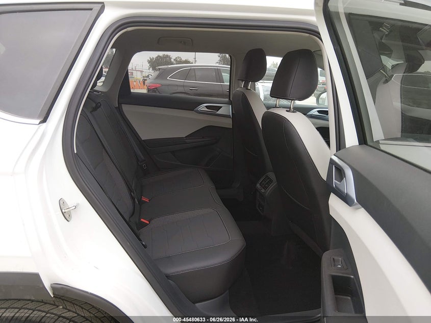 2025 Volkswagen Taos VIN 3VVSC7B22SM077090 IAAI salvage auction — RIGHT SIDE, Salvage Title, sold $10,200 on 2026-08-19 (photo 8)