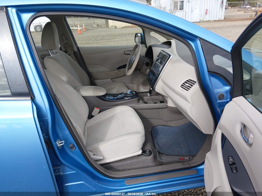 2011 Nissan Leaf VIN JN1AZ0CP0BT003813 IAAI salvage auction — NORMAL WEAR, Clear - Public Restricted (Oregon), sold $125 on 2026-07-13 (photo 5)