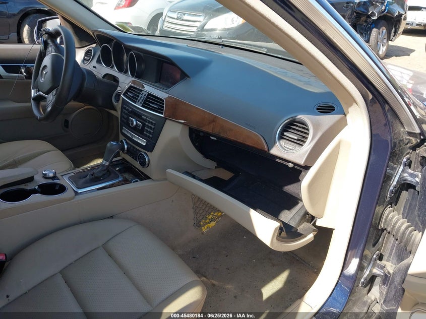 2014 Mercedes-benz C-klasse VIN WDDGF8AB9ER306764 IAAI salvage auction — NORMAL WEAR, Clear (New York), sold $1,625 on 2026-07-07 (photo 5)