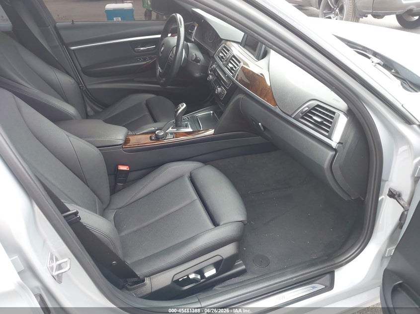 2017 BMW 3er VIN WBA8B9G32HNU56918 IAAI salvage auction — RIGHT FRONT, Salvage (New Jersey), sold $3,100 on 2026-08-17 (photo 5)