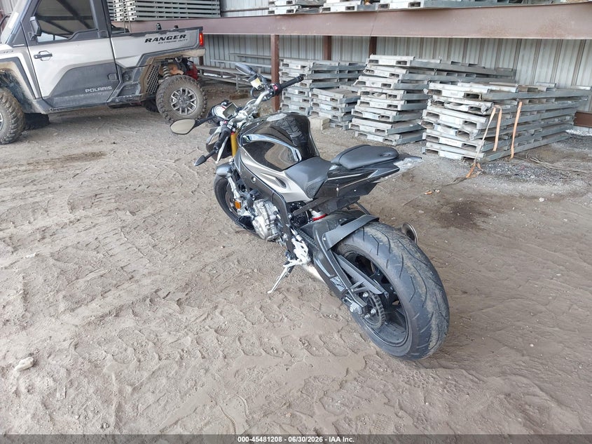 2016 BMW S 1000 VIN WB10D1205GZ696851 IAAI salvage auction — RIGHT SIDE, Salvage (Ohio), sold $550 on 2026-07-22 (photo 3)