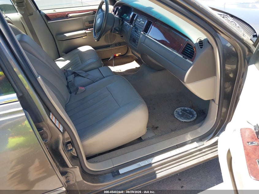 2003 Lincoln TOWN CAR VIN 1LNHM81W43Y704549 IAAI salvage auction — SIDE, Clear (Kansas), sold $25 on 2026-07-08 (photo 5)