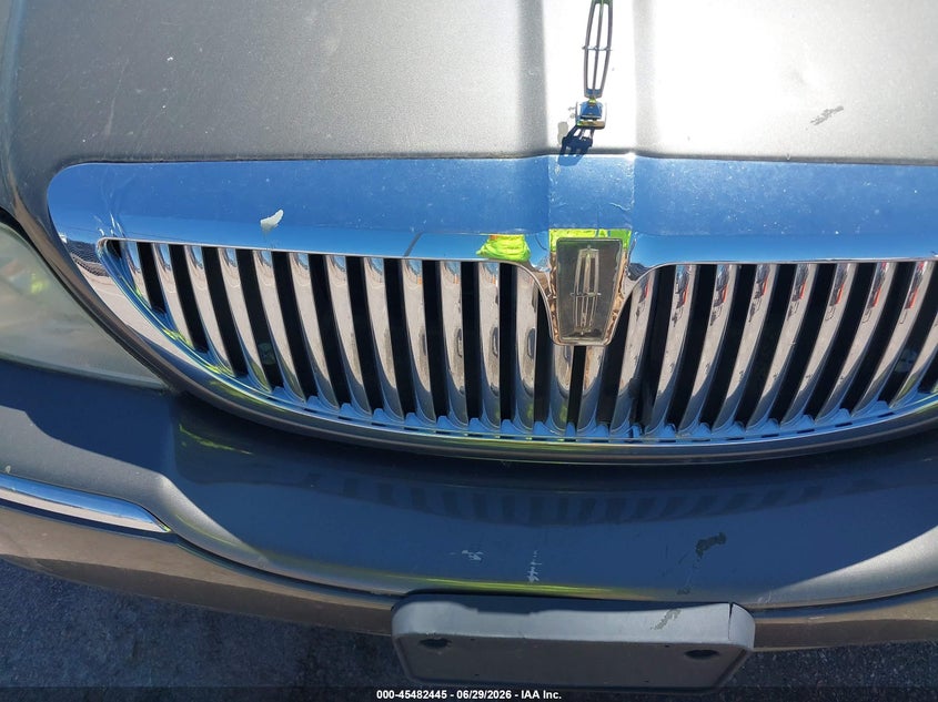 2003 Lincoln TOWN CAR VIN 1LNHM81W43Y704549 IAAI salvage auction — SIDE, Clear (Kansas), sold $25 on 2026-07-08 (photo 6)