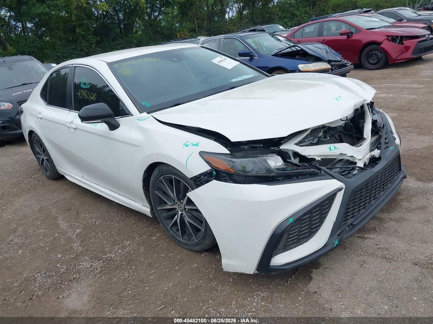 2021 Toyota Camry VIN 4T1G11AK4MU486193 IAAI salvage auction — FRONT END, Clear (Indiana), sold $9,900 on 2026-08-01 (photo 1)