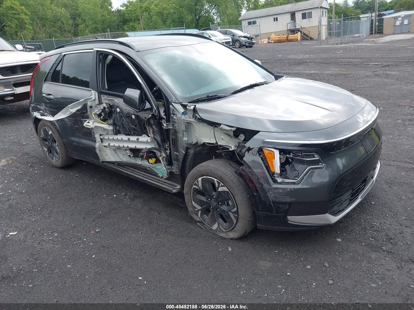 2025 Kia Niro VIN KNDCR3L18S5140621 IAAI salvage auction — SIDE, Salvage Title, sold $9,800 on 2026-08-22 (photo 1)