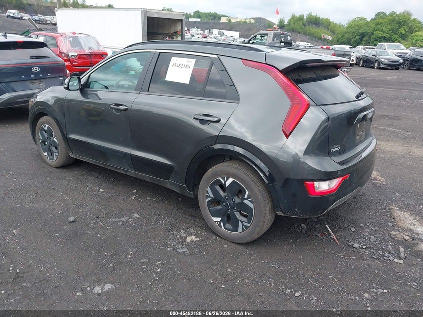 2025 Kia Niro VIN KNDCR3L18S5140621 IAAI salvage auction — SIDE, Salvage Title, sold $9,800 on 2026-08-22 (photo 3)