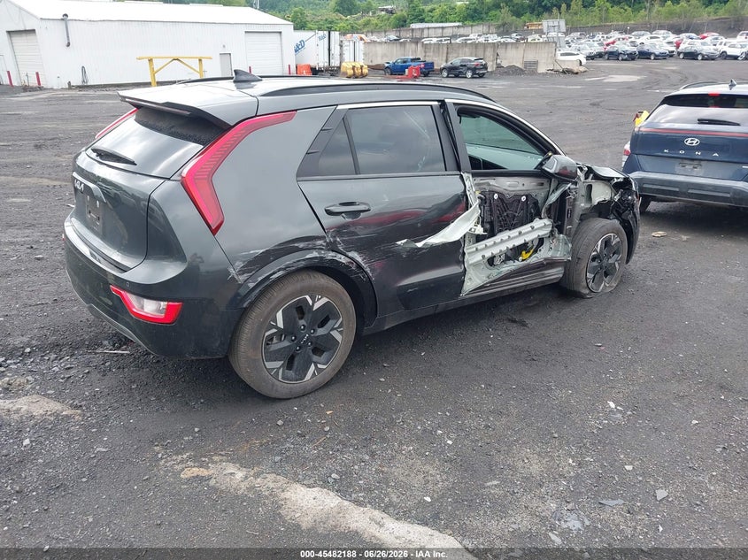 2025 Kia Niro VIN KNDCR3L18S5140621 IAAI salvage auction — SIDE, Salvage Title, sold $9,800 on 2026-08-22 (photo 4)