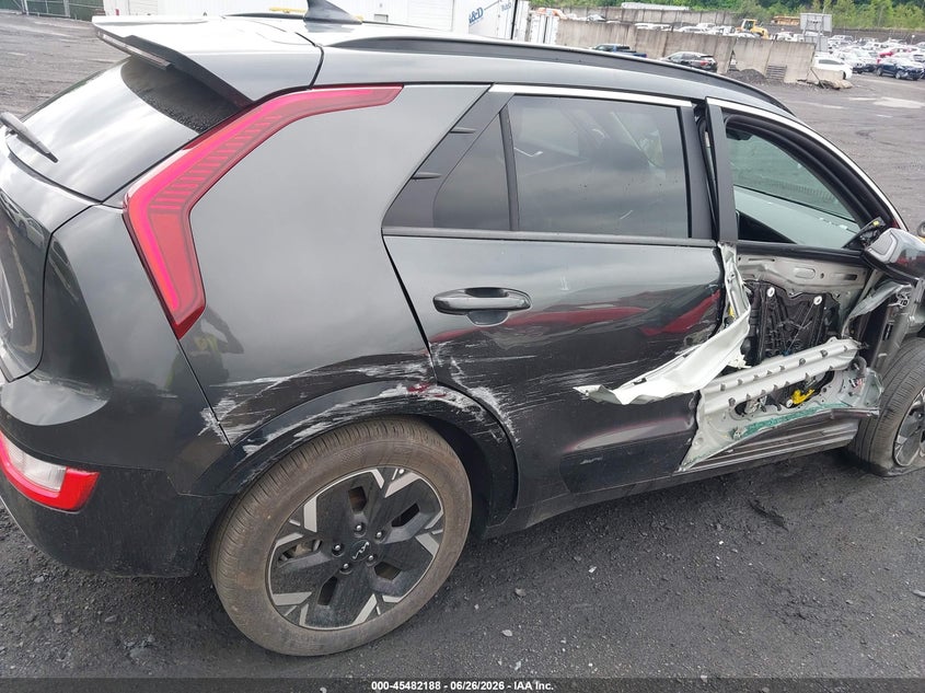 2025 Kia Niro VIN KNDCR3L18S5140621 IAAI salvage auction — SIDE, Salvage Title, sold $9,800 on 2026-08-22 (photo 6)