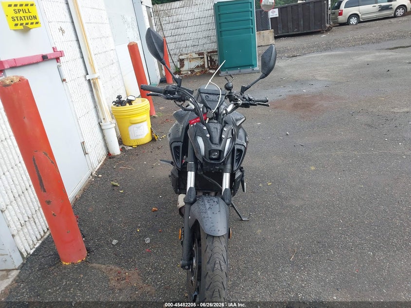2024 Yamaha Mt VIN JYARM32E3RA011292 IAAI salvage auction — SIDE, Salvage Title, sold $1,050 on 2026-07-28 (photo 5)