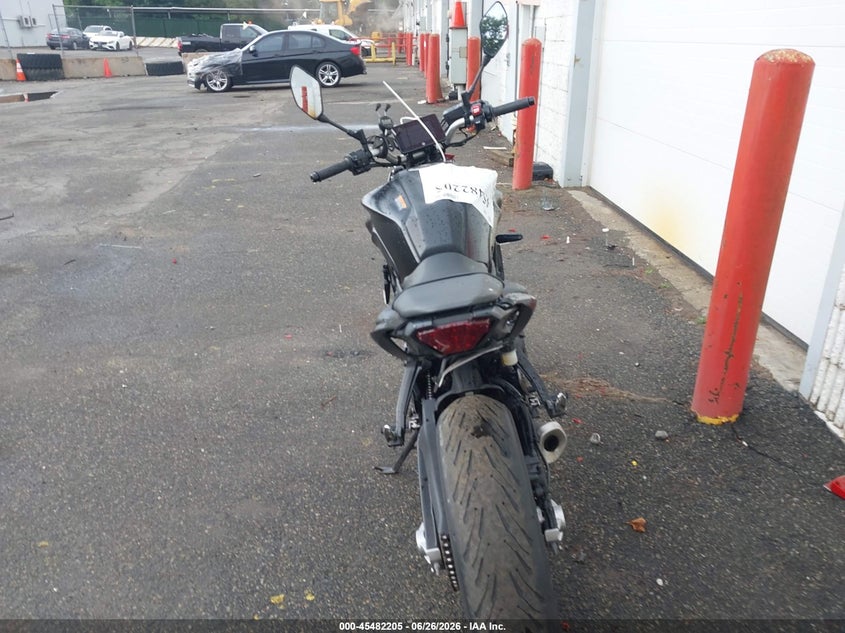 2024 Yamaha Mt VIN JYARM32E3RA011292 IAAI salvage auction — SIDE, Salvage Title, sold $1,050 on 2026-07-28 (photo 6)