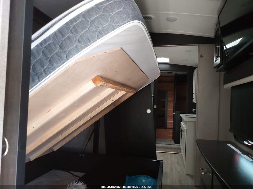 2021 Jayco Pinnacle VIN 1UJCJ0BV0M1RL0287 IAAI salvage auction — WATER/FLOOD, Salvage (Louisiana), sold $14,150 on 2026-08-05 (photo 5)