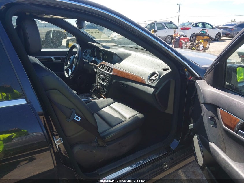 2014 Mercedes-benz C-klasse VIN WDDGF4HB6EA961848 IAAI salvage auction — UNKNOWN, Salvage Title, sold $600 on 2026-08-20 (photo 5)