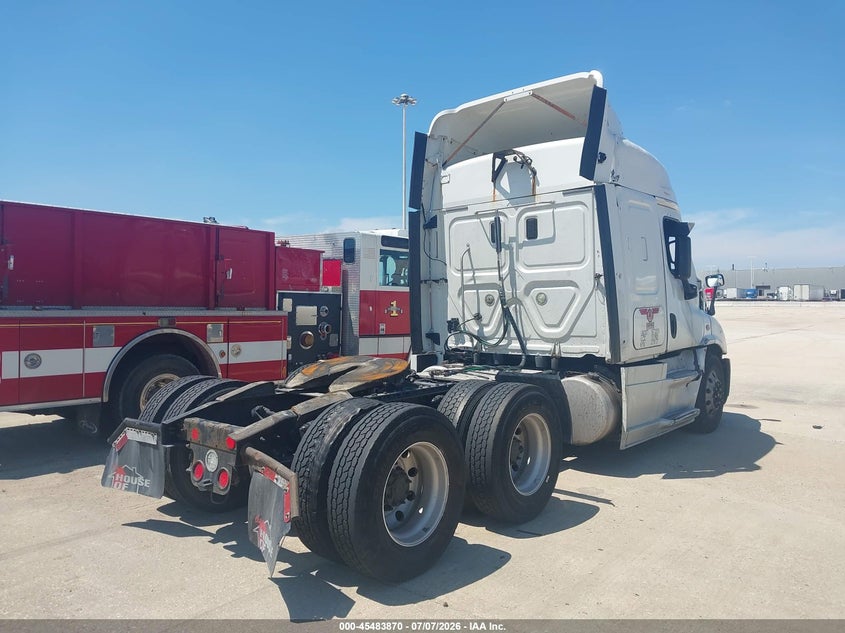 2016 Freightliner Cascadia 113 VIN 3AKJGHDV5GSHB1587 IAAI salvage auction — ROLLOVER, Salvage (Illinois), sold $6,975 on 2026-08-20 (photo 4)