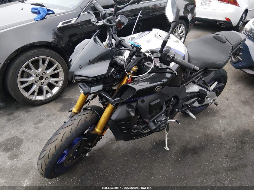 2025 Yamaha Mt VIN JYARN81Y8SA000462 IAAI salvage auction — RIGHT FRONT, Salvage (California), sold $2,550 on 2026-07-30 (photo 2)
