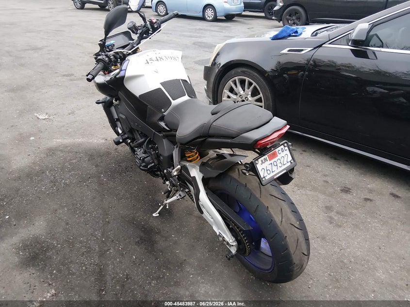 2025 Yamaha Mt VIN JYARN81Y8SA000462 IAAI salvage auction — RIGHT FRONT, Salvage (California), sold $2,550 on 2026-07-30 (photo 3)