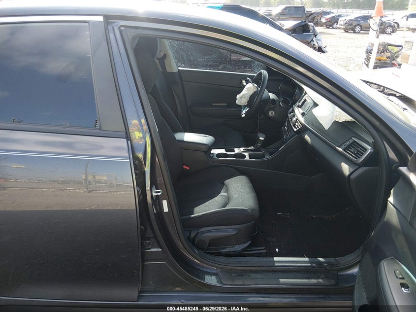 2017 Kia Optima VIN 5XXGT4L39HG149312 IAAI salvage auction — FRONT & REAR, Salvage Title, sold $600 on 2026-09-26 (photo 5)