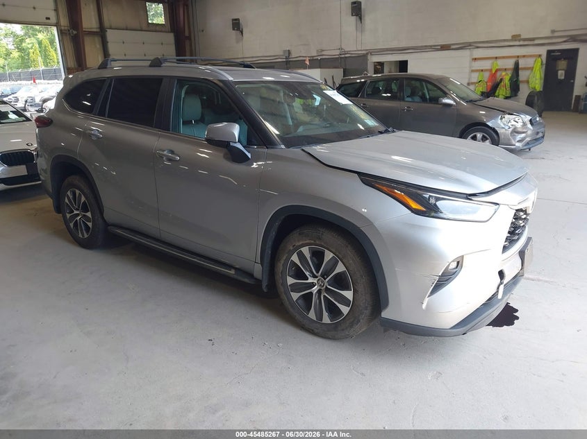 2023 Toyota Highlander VIN 5TDKDRBH5PS023401 IAAI salvage auction — LEFT FRONT, Salvage Title, sold $11,750 on 2026-07-29 (photo 1)