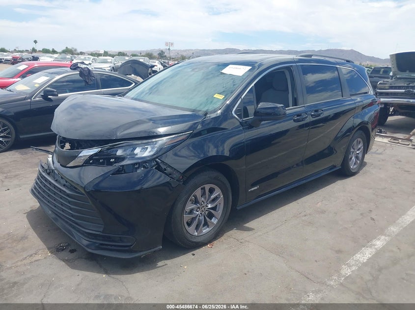 2021 Toyota Sienna VIN 5TDKRKEC8MS037247 IAAI salvage auction — RIGHT FRONT, Salvage Title, sold $7,100 on 2026-07-21 (photo 2)