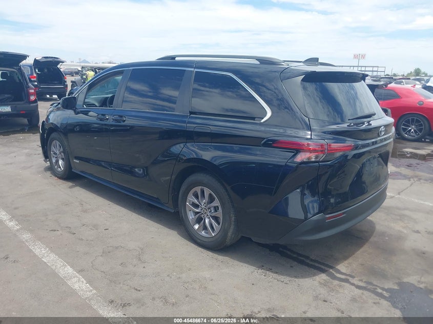 2021 Toyota Sienna VIN 5TDKRKEC8MS037247 IAAI salvage auction — RIGHT FRONT, Salvage Title, sold $7,100 on 2026-07-21 (photo 3)