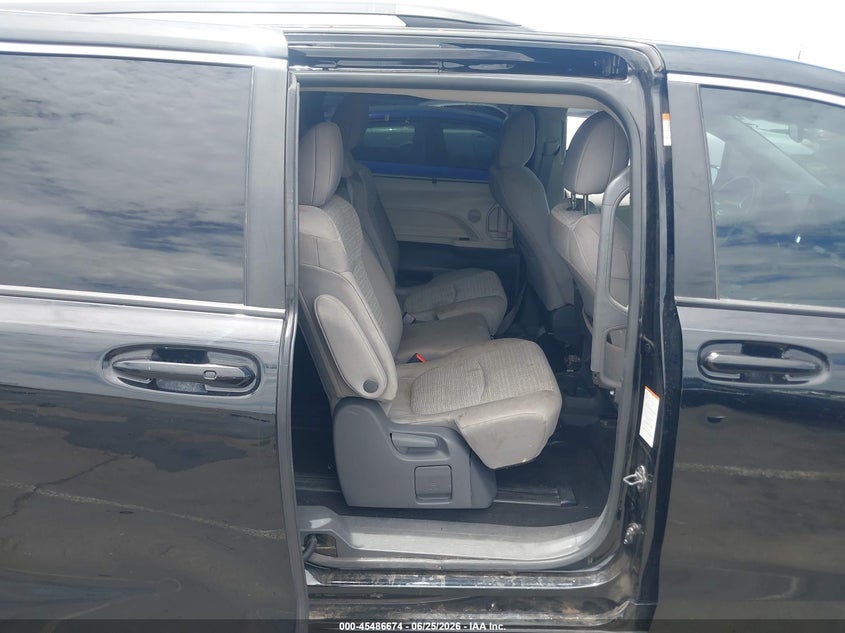 2021 Toyota Sienna VIN 5TDKRKEC8MS037247 IAAI salvage auction — RIGHT FRONT, Salvage Title, sold $7,100 on 2026-07-21 (photo 8)
