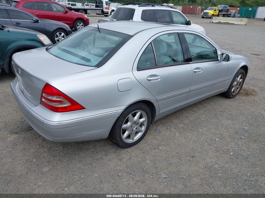 2001 Mercedes-benz C class VIN WDBRF64J81F057118 IAAI salvage auction — NORMAL WEAR, Clear (Washington), sold $400 on 2026-07-15 (photo 4)