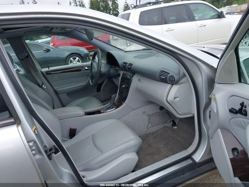 2001 Mercedes-benz C class VIN WDBRF64J81F057118 IAAI salvage auction — NORMAL WEAR, Clear (Washington), sold $400 on 2026-07-15 (photo 5)