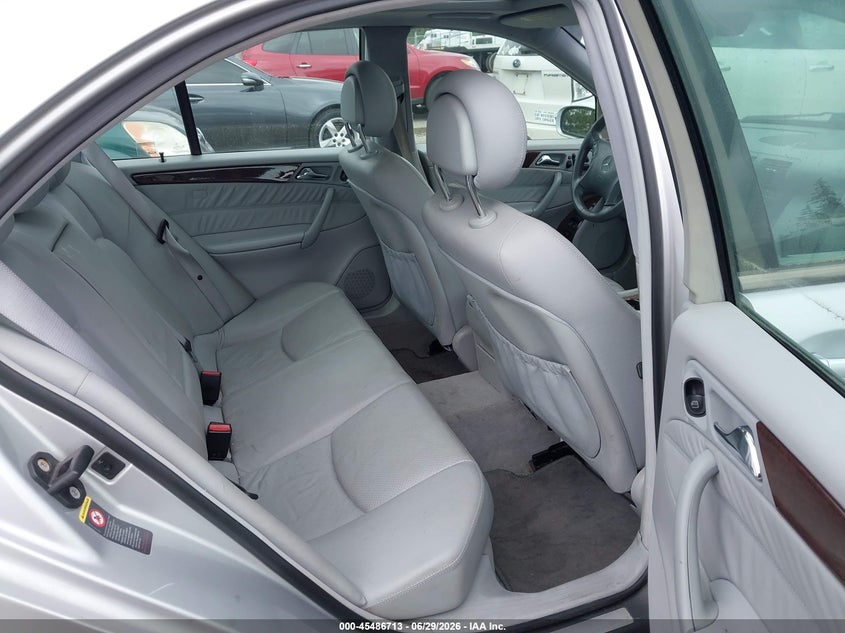 2001 Mercedes-benz C class VIN WDBRF64J81F057118 IAAI salvage auction — NORMAL WEAR, Clear (Washington), sold $400 on 2026-07-15 (photo 8)