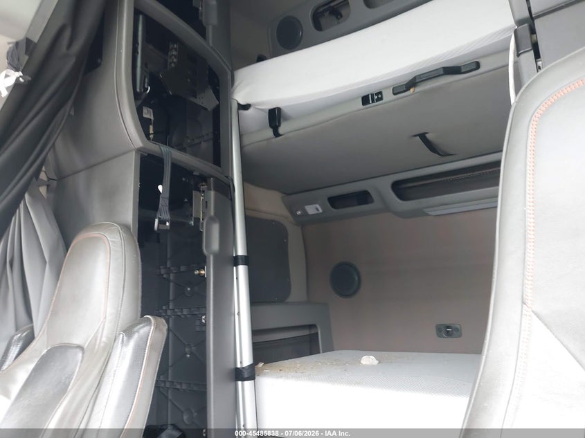 2023 Volvo VIN 4V4NC9EH6PN309134 IAAI salvage auction — ALL OVER, Salvage (Pennsylvania), sold $16,250 on 2026-09-09 (photo 6)