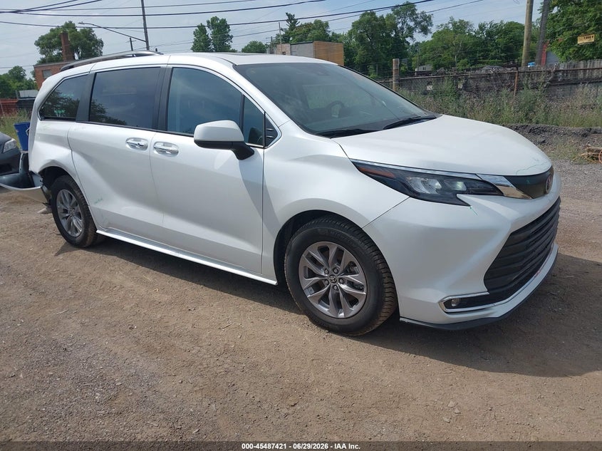 2024 Toyota Sienna VIN 5TDYSKFC3RS143173 — IAAI salvage auction photo