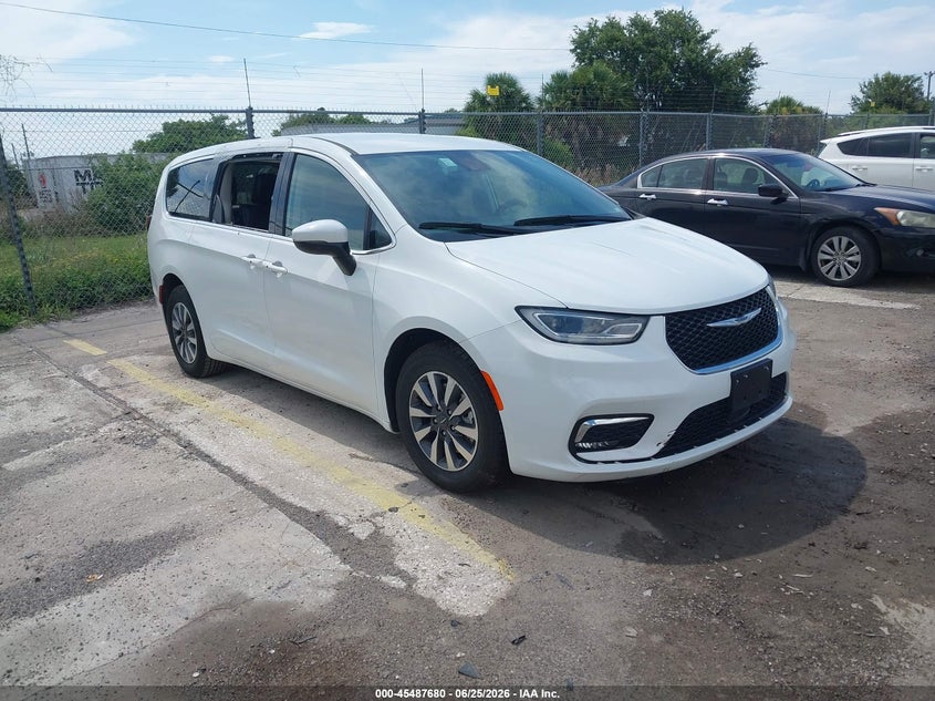 2023 Chrysler Pacifica VIN 2C4RC1L72PR575813 IAAI salvage auction — LEFT & RIGHT, Clear (Oregon), sold $14,900 on 2026-07-29 (photo 1)