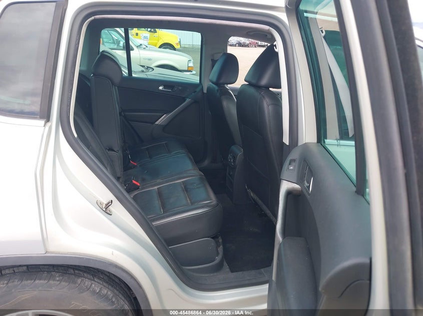 2010 Volkswagen Tiguan VIN WVGAV7AX6AW511491 IAAI salvage auction — NORMAL WEAR, Clear (Washington), sold $25 on 2026-07-21 (photo 8)