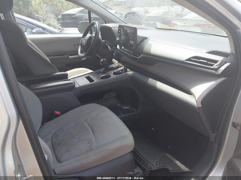 2022 Toyota Sienna VIN 5TDKRKEC5NS117705 IAAI salvage auction — RIGHT REAR, Clear (Massachusetts), sold $15,200 on 2026-08-20 (photo 5)