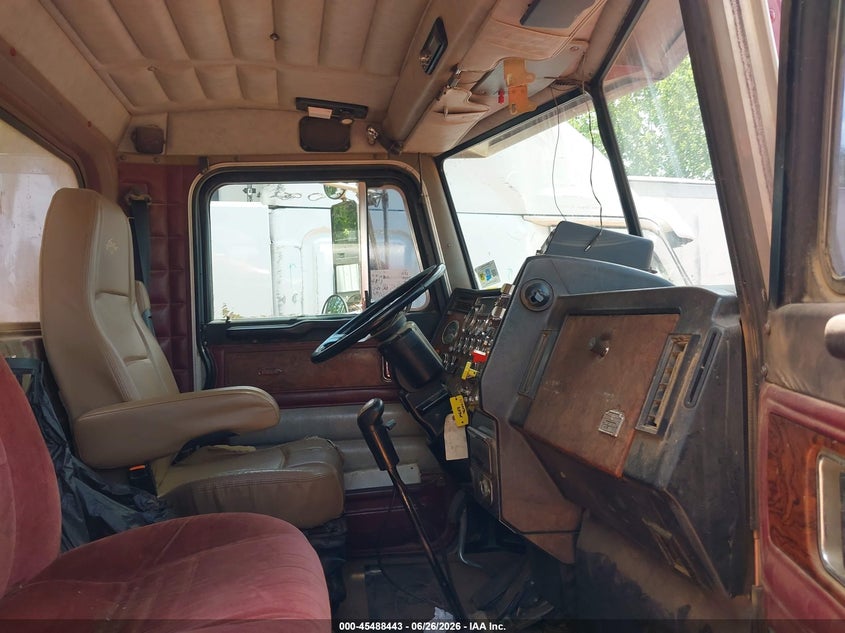 2000 Peterbilt 379 VIN 1NP5LU0XXYN493131 IAAI salvage auction — SIDE, Salvage (Louisiana), sold $14,850 on 2026-09-10 (photo 7)