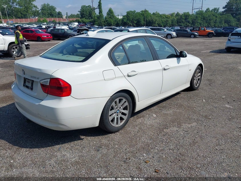 2007 BMW 3 series VIN WBAVC93557KX61787 IAAI salvage auction — NORMAL WEAR, Clear (Pennsylvania), sold $250 on 2026-07-24 (photo 4)