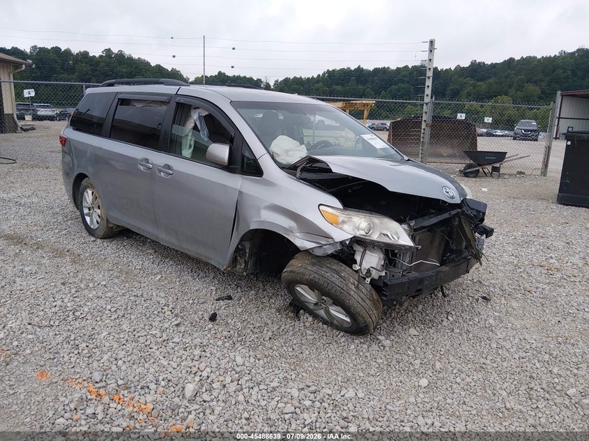 2015 Toyota Sienna VIN 5TDKK3DCXFS611829 IAAI salvage auction — FRONT & REAR, Salvage (Tennessee), sold $25 on 2026-07-28 (photo 1)