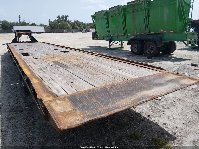 2023 Trailmaxx 40' goosenck trailer VIN 7WL3H4028PT000801 IAAI salvage auction — SIDE, Certificate Of Destruction (Florida), sold $1,650 on 2026-07-29 (photo 8)