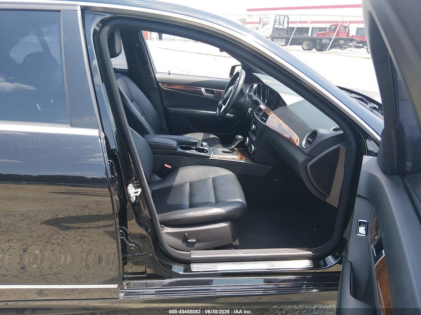 2012 Mercedes-benz C-klasse VIN WDDGF4HB4CR201416 IAAI salvage auction — NORMAL WEAR, Clear (Georgia), sold $425 on 2026-07-16 (photo 5)