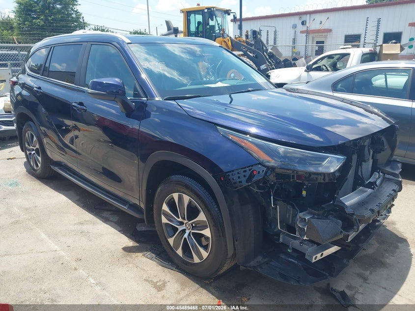 2025 Toyota Highlander VIN 5TDKDRBH1SS583201 IAAI salvage auction — SIDE, Salvage (North Carolina), sold $14,200 on 2026-07-26 (photo 1)
