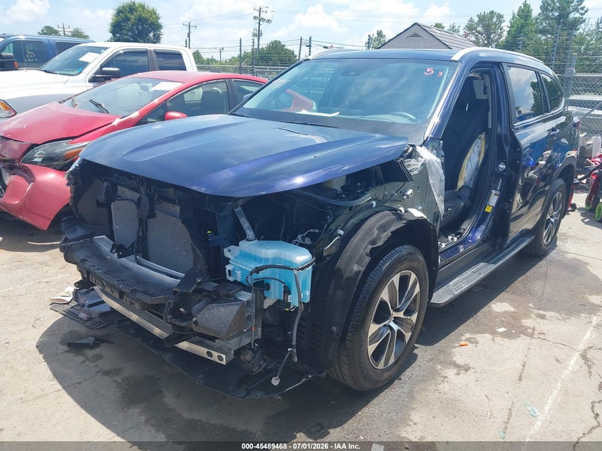 2025 Toyota Highlander VIN 5TDKDRBH1SS583201 IAAI salvage auction — SIDE, Salvage (North Carolina), sold $14,200 on 2026-07-26 (photo 2)